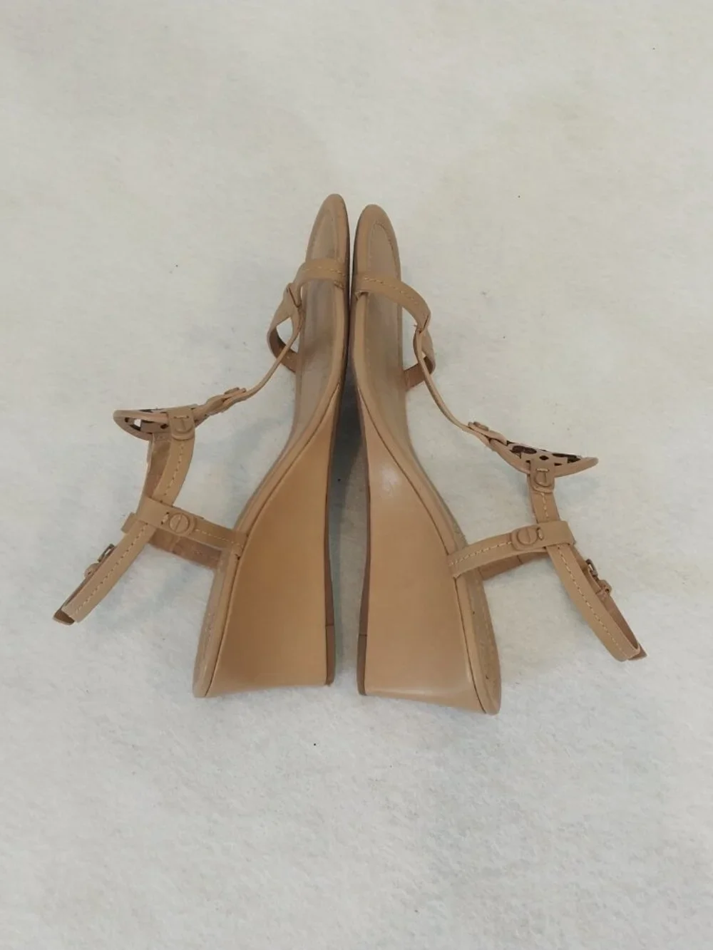 Tory Burch Wedge Sandals 7.5 Miller Beige Nude Leather T-Strap Logo Medallion